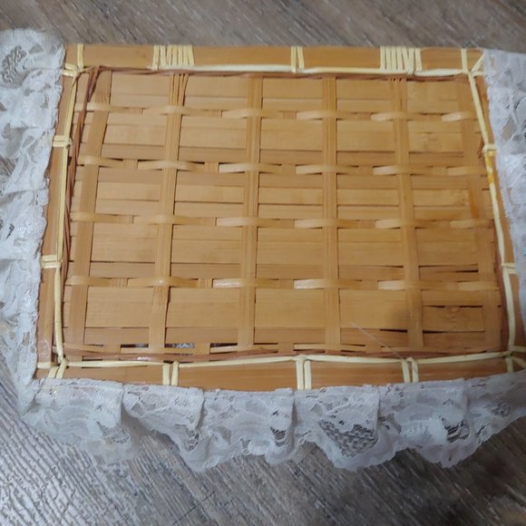 Sewing basket plus pin cushions. - Picture 5 of 16